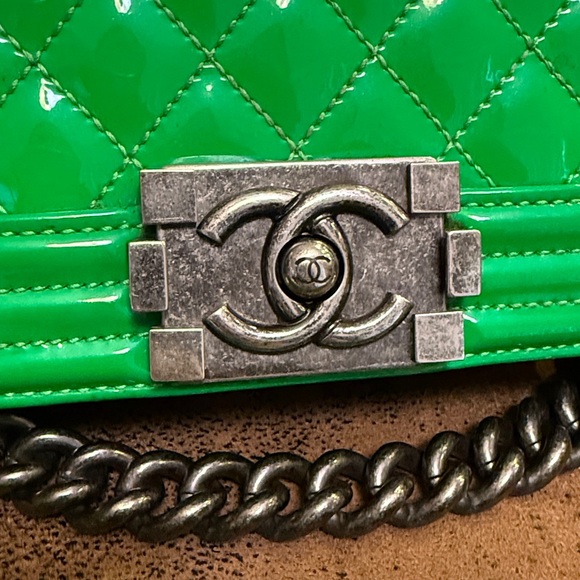 CHANEL BOY BAG QUILTED LEATHER FRONT FLAP C LOGO GUNMETAL CHAIN CROSSBODY - Picture 4 of 17